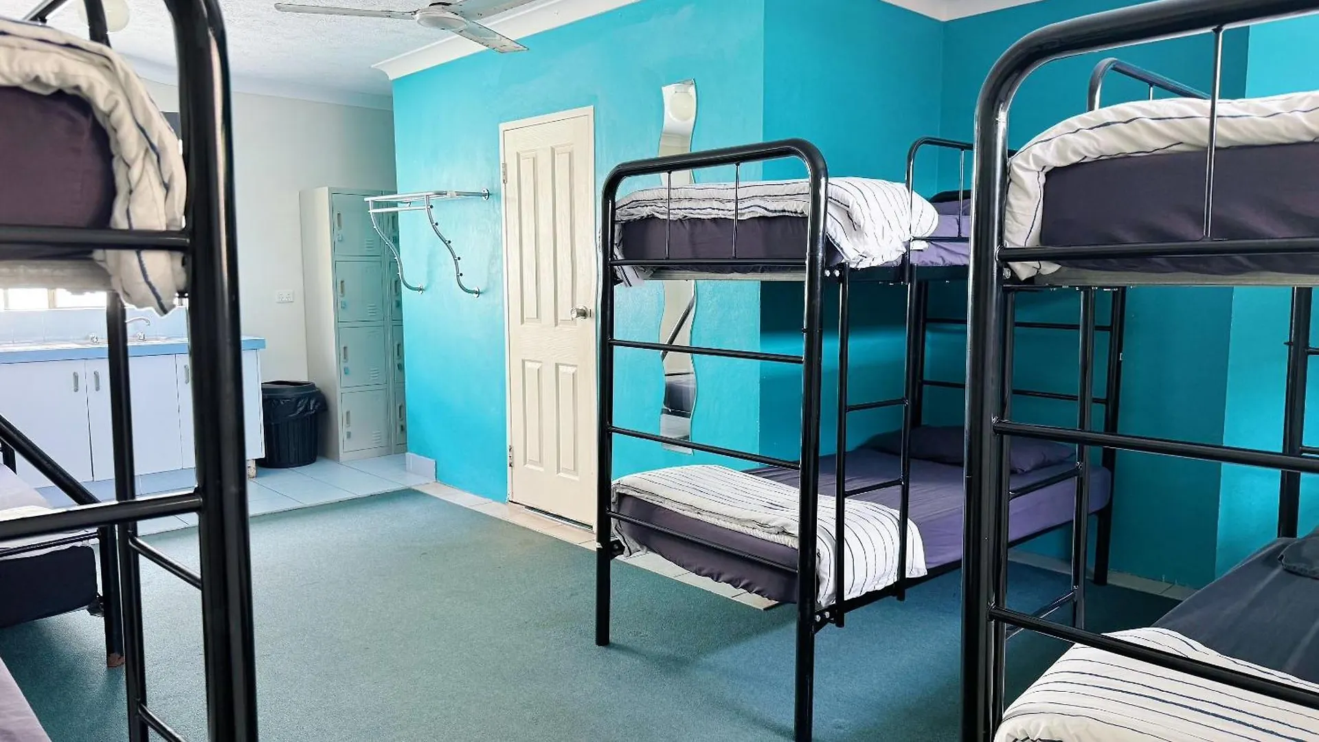 Maxmee Backpackers Resort Gold Coast Hostel